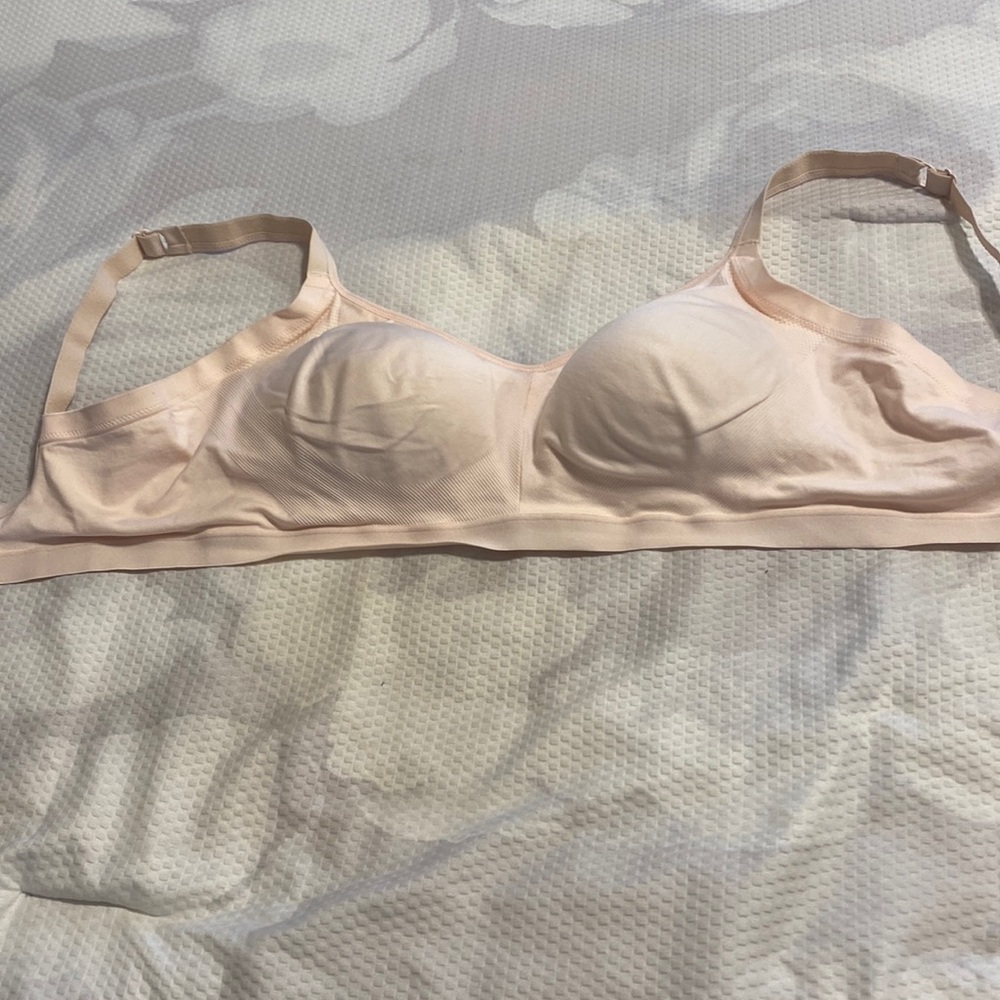 Womens Warner bra size Xl. Very soft bra. Padded cups no underwires